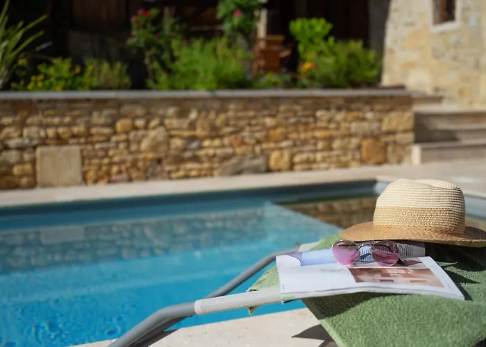 Charme & Piscine Chauffee Perigord Noir * Coly